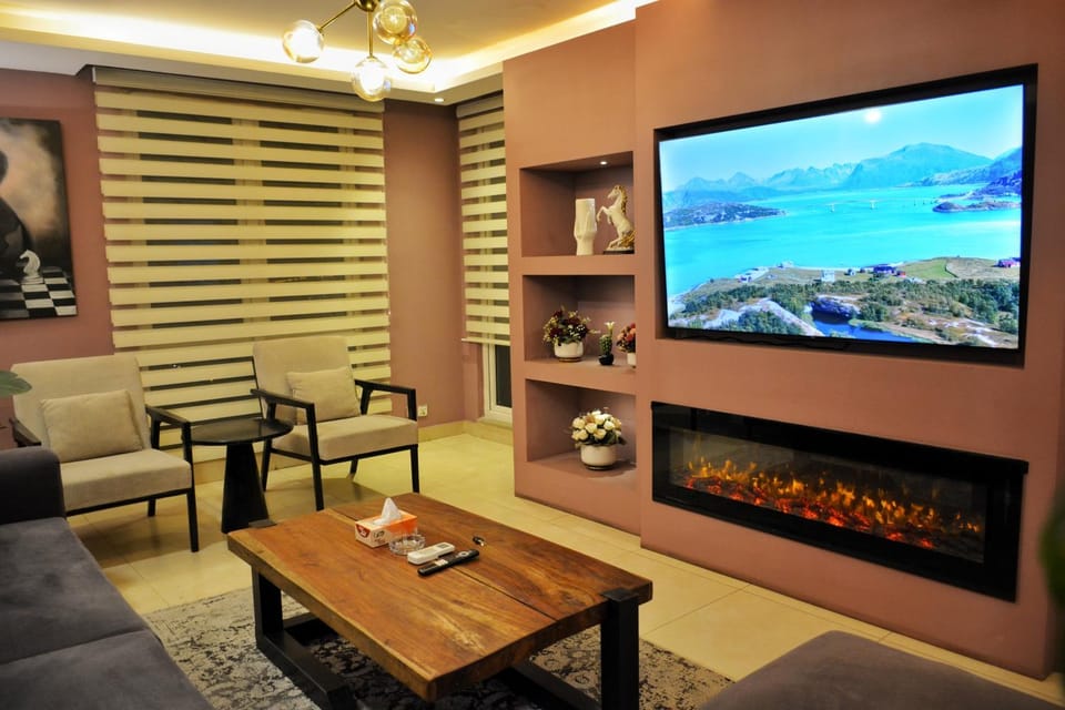 Communal lounge/ TV room, Natural landscape, TV and multimedia, Living room, Seating area, Evening entertainment, flat iron