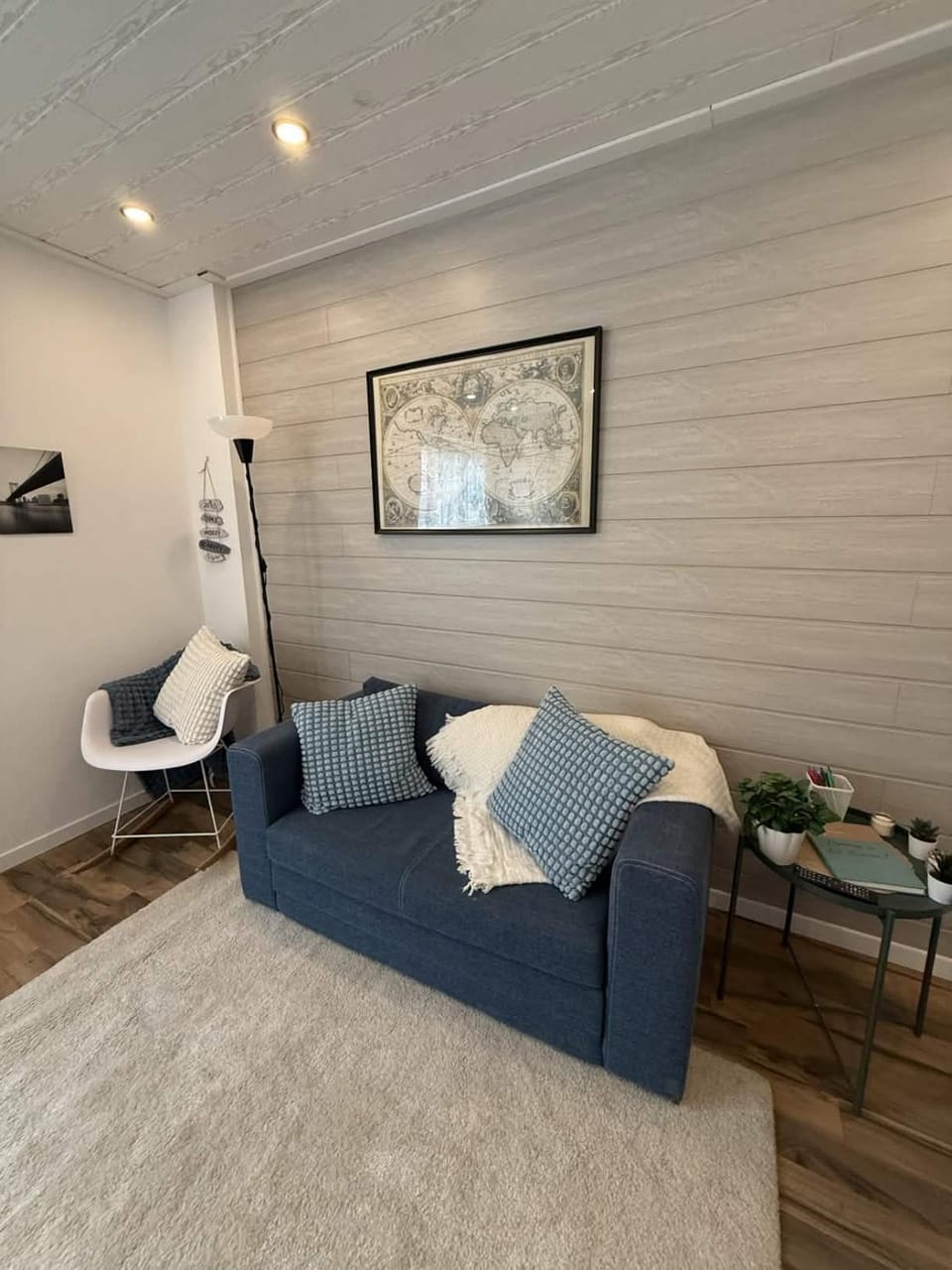 Bed, Living room