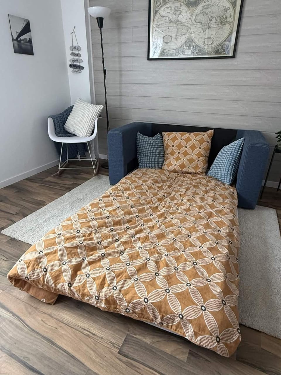 Bed, Living room