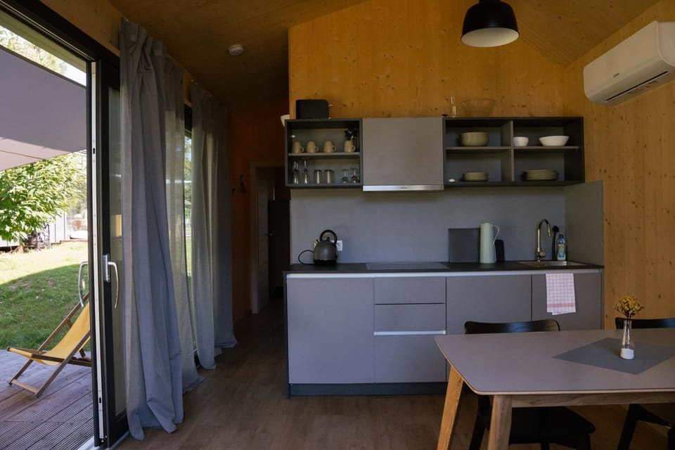 Kitchen or kitchenette, Dining area, oven, stove