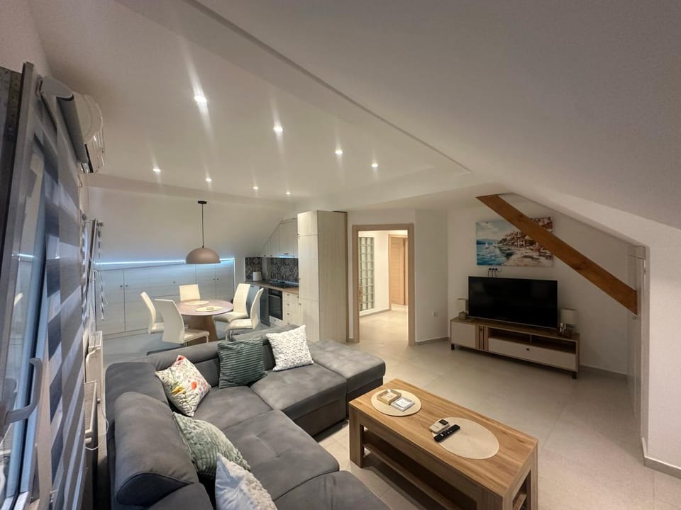 TV and multimedia, Kitchen or kitchenette, Living room, Seating area, Dining area