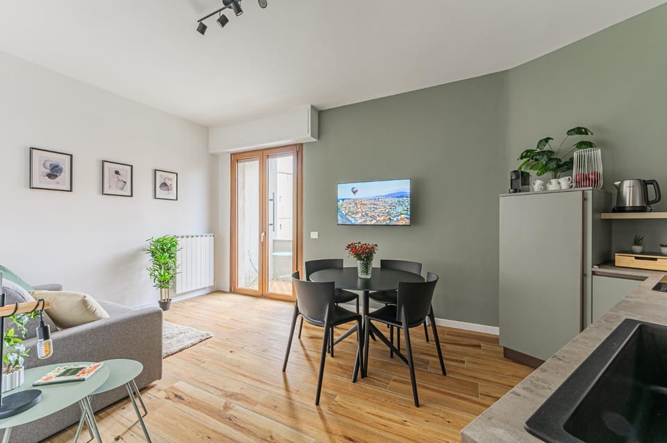 TV and multimedia, Living room, Seating area, Dining area