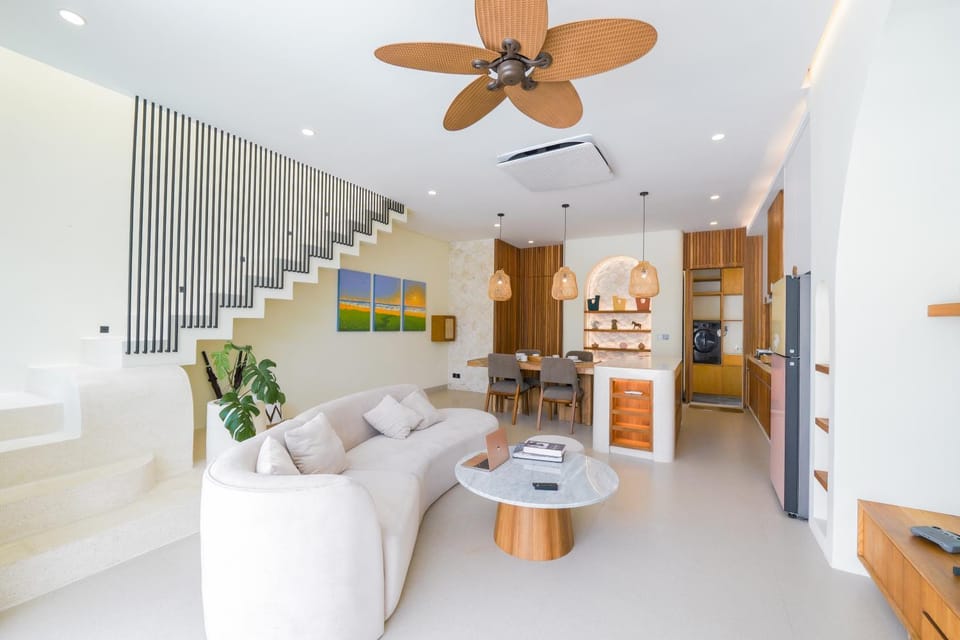 Kitchen or kitchenette, Living room, Seating area, Dining area, oven