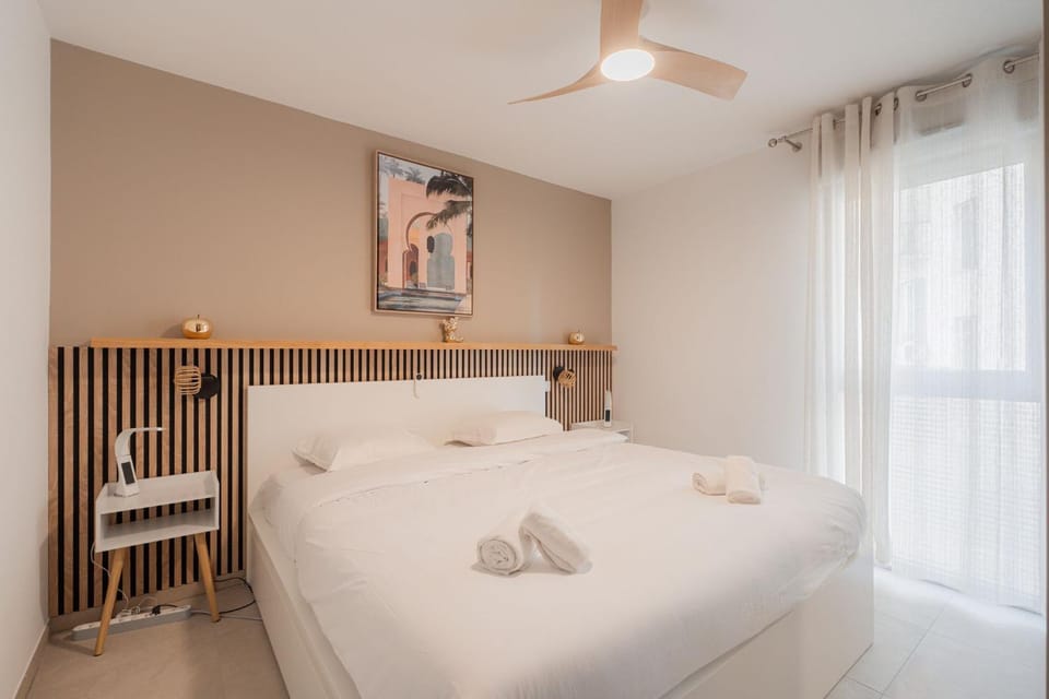 Bed, Bedroom, towels