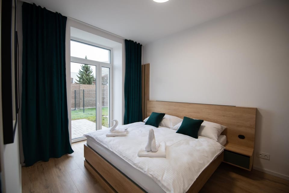 Photo of the whole room, Bedroom, towels