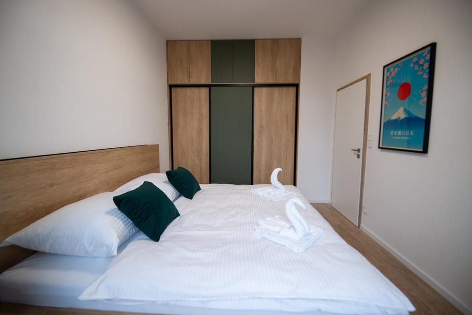 Photo of the whole room, Bedroom, towels, wardrobe