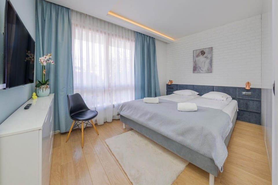 Bed, TV and multimedia, Photo of the whole room, Bedroom