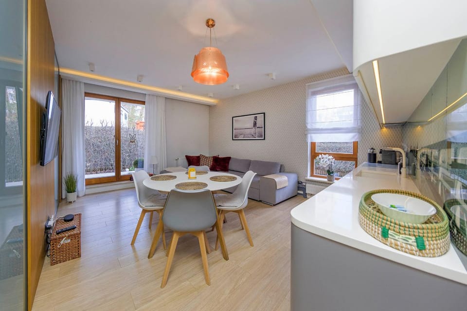 Kitchen or kitchenette, Living room, Seating area, Dining area