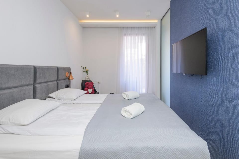 Bed, TV and multimedia, Photo of the whole room, Bedroom