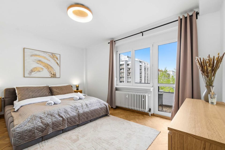 Bed, Living room, Photo of the whole room, Seating area, Bedroom