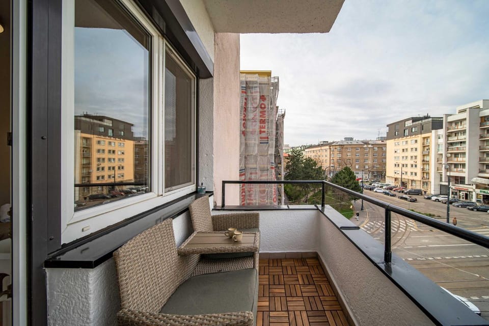 Property building, Patio, Day, View (from property/room), Balcony/Terrace, Seating area, City view