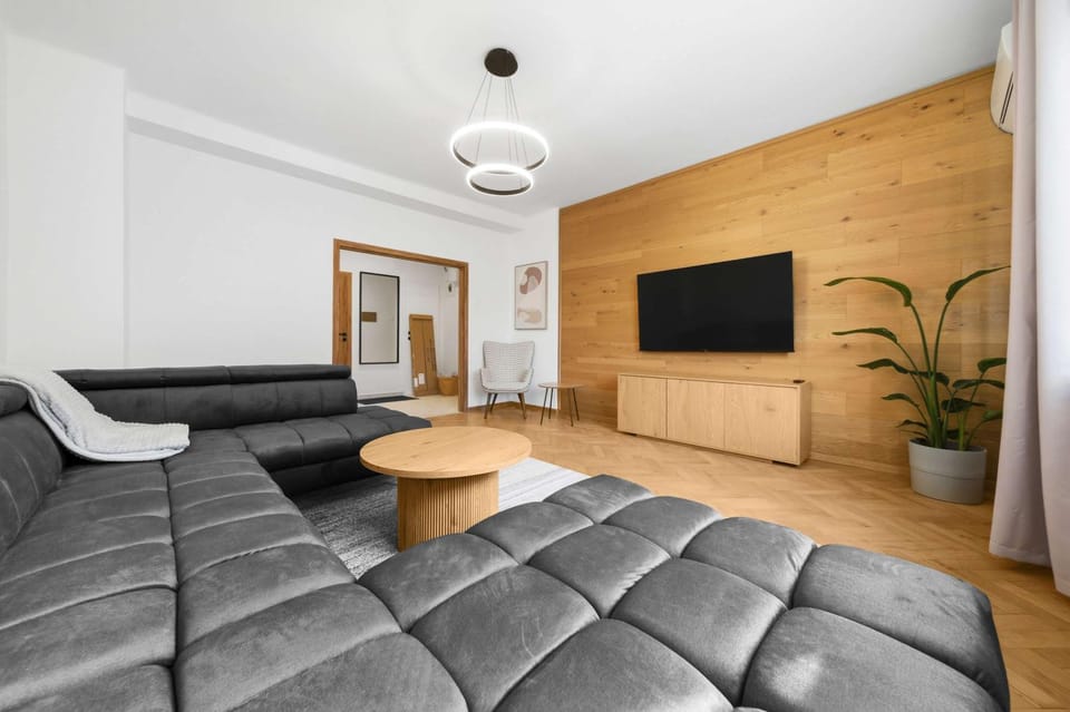 TV and multimedia, Living room, Seating area, Evening entertainment