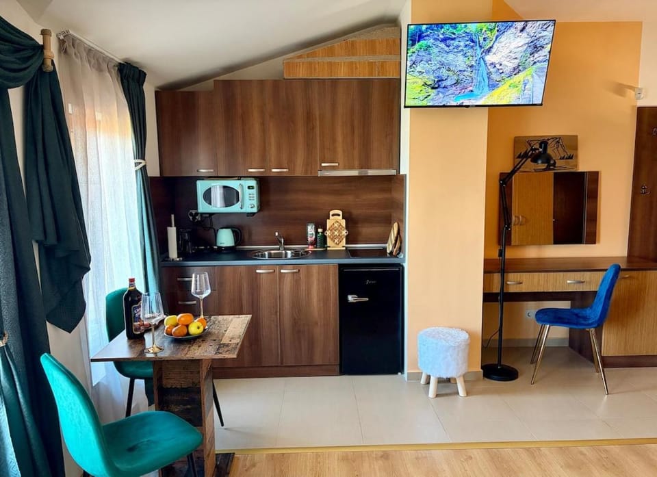 TV and multimedia, Kitchen or kitchenette, Dining area, stove