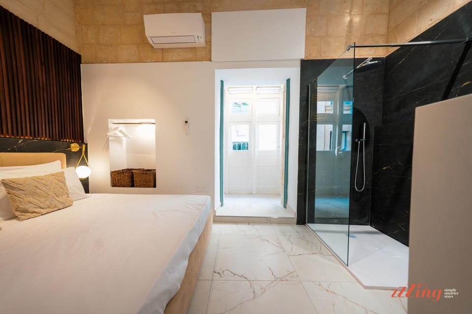 Shower, Bed, Bathroom, Photo of the whole room, Bedroom, air conditioner