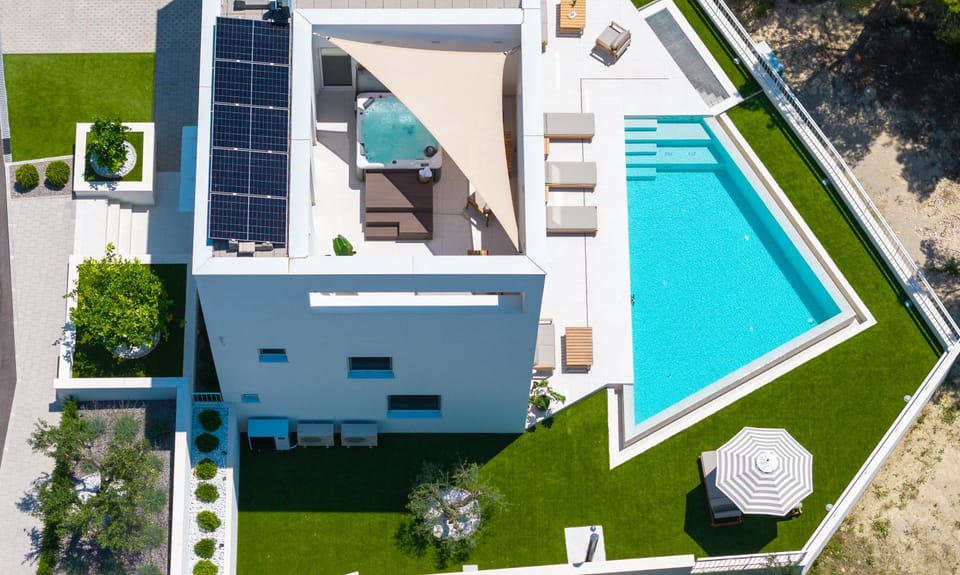 Property building, Patio, Day, Bird's eye view, Garden, Garden view, Pool view, Swimming pool, sunbed