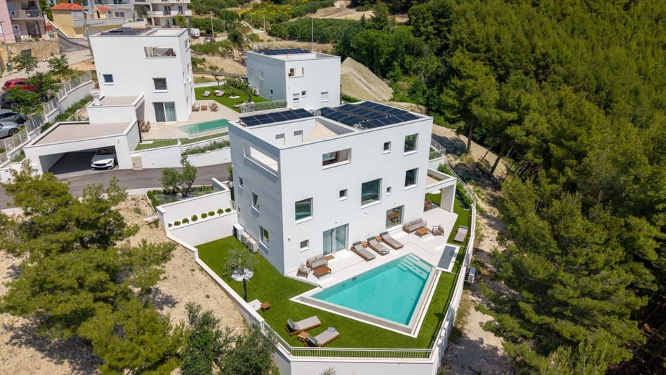 Property building, Bird's eye view, Swimming pool