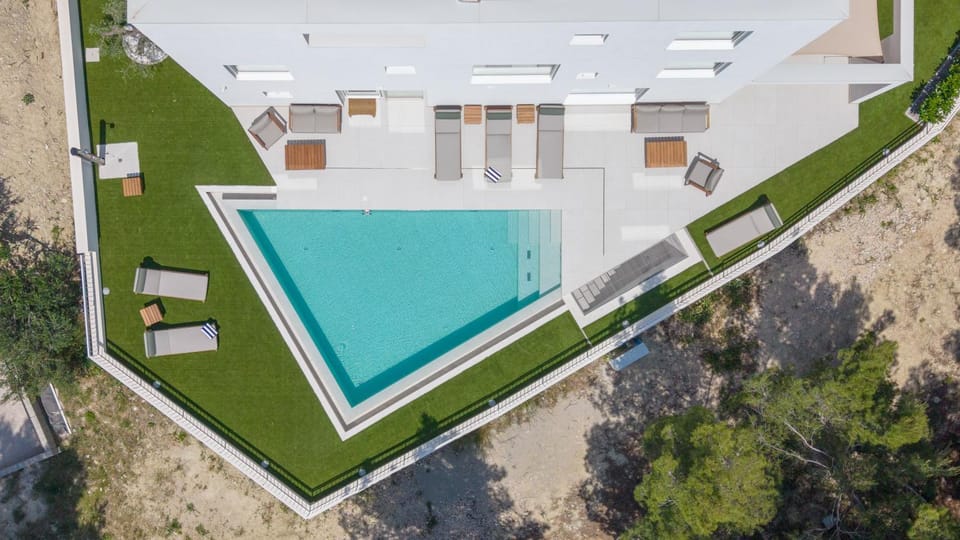 Property building, Day, Bird's eye view, Pool view, Swimming pool, sunbed