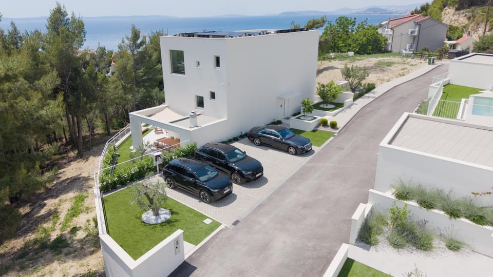 Property building, Natural landscape, Bird's eye view, Sea view, Street view, Location, Parking