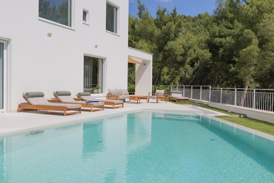 Property building, Patio, Day, Garden, Garden view, Pool view, Swimming pool, sunbed