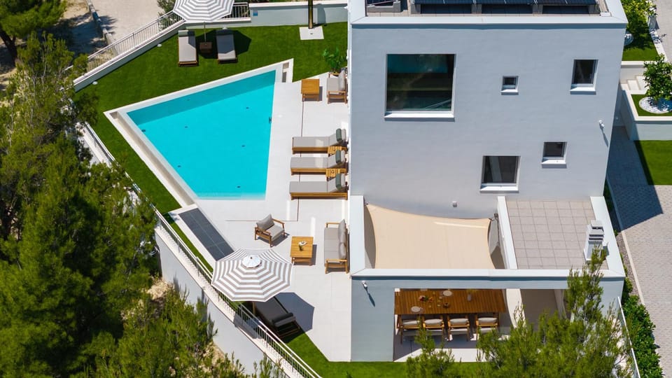 Property building, Patio, Day, Bird's eye view, Garden, Seating area, Garden view, Mountain view, Pool view, Swimming pool, sunbed
