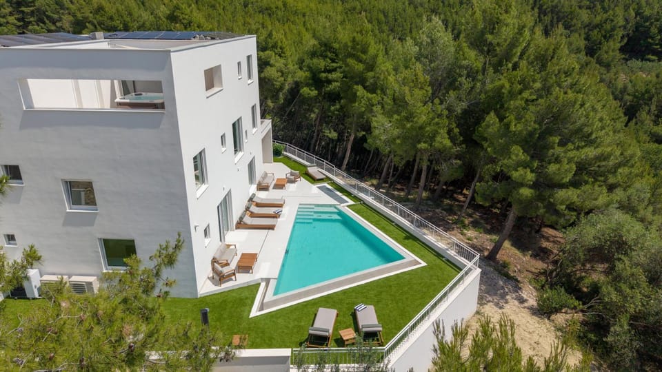 Property building, Spring, Day, Natural landscape, Garden, Garden view, Pool view, Swimming pool, sunbed