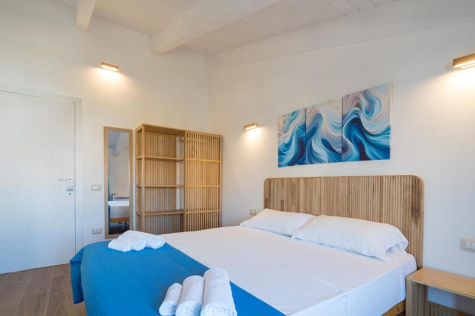 Bedroom, towels, wardrobe