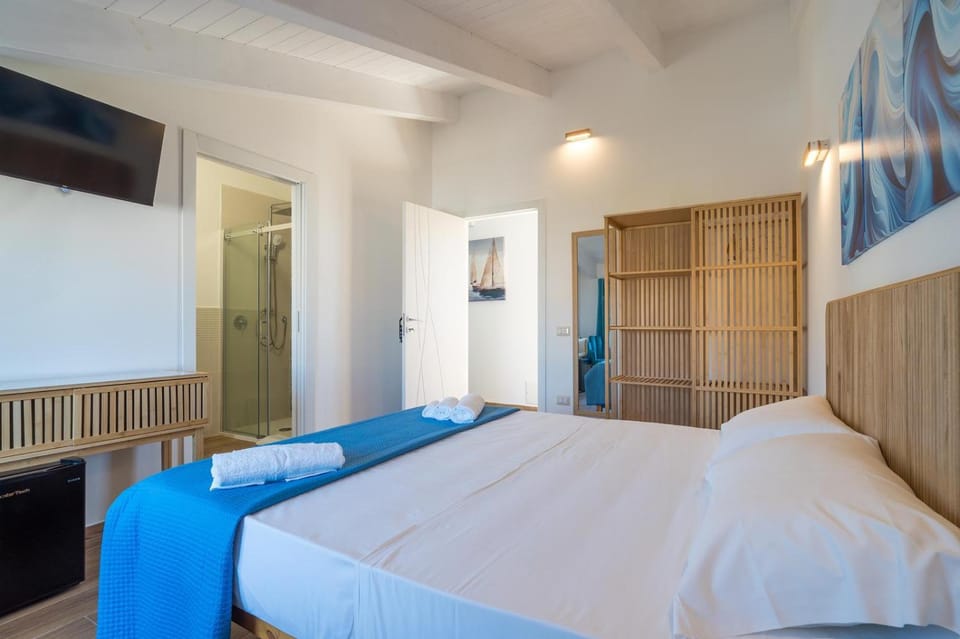 Bed, Photo of the whole room, minibar, air conditioner