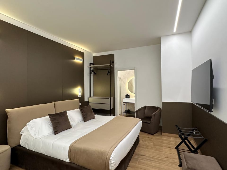 Bed, TV and multimedia, Living room, Evening entertainment, Bedroom