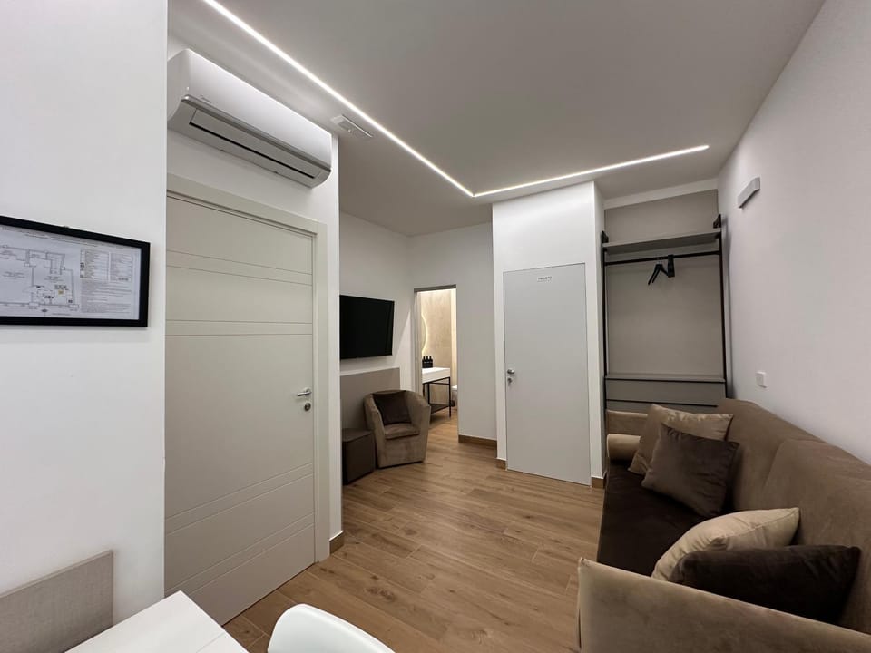 Communal lounge/ TV room, TV and multimedia, Living room, Seating area, Evening entertainment, wardrobe, air conditioner