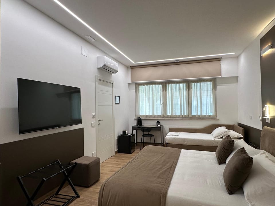 Bed, TV and multimedia, Photo of the whole room, Seating area, Evening entertainment, Bedroom, air conditioner