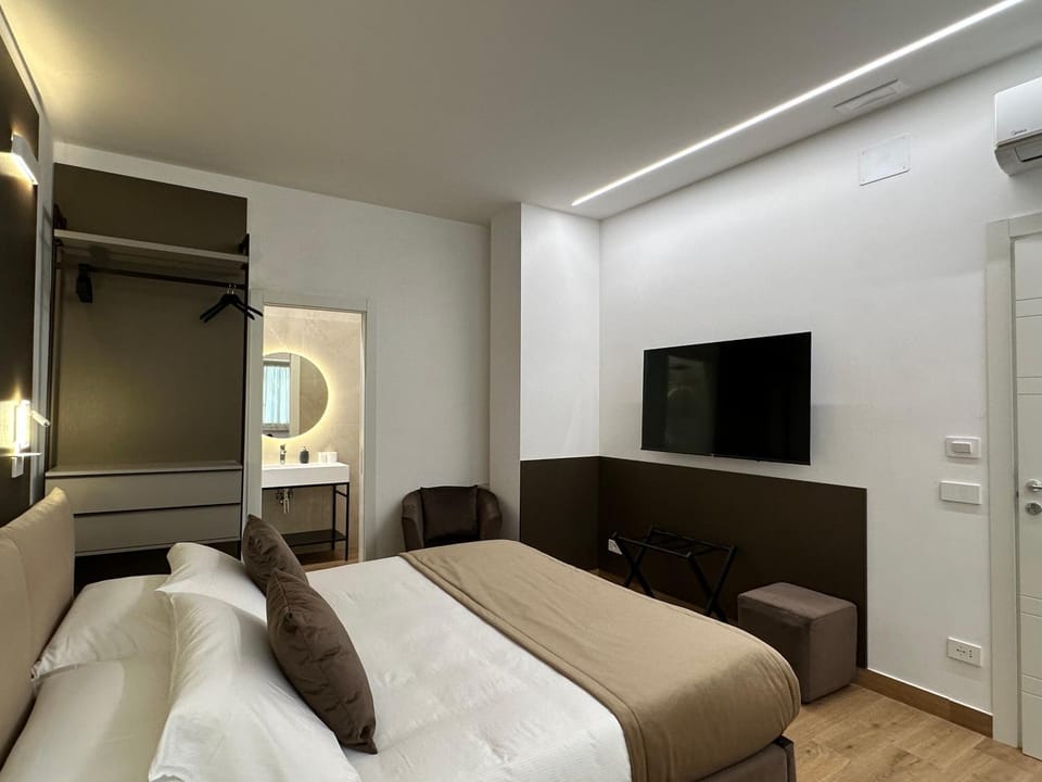 Bed, TV and multimedia, Photo of the whole room, Seating area, Evening entertainment, Bedroom, wardrobe, air conditioner