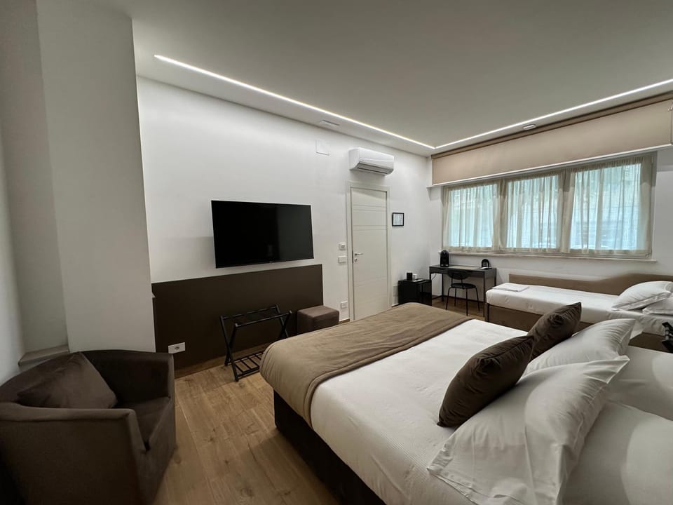 Bed, TV and multimedia, Photo of the whole room, Evening entertainment, Bedroom, air conditioner
