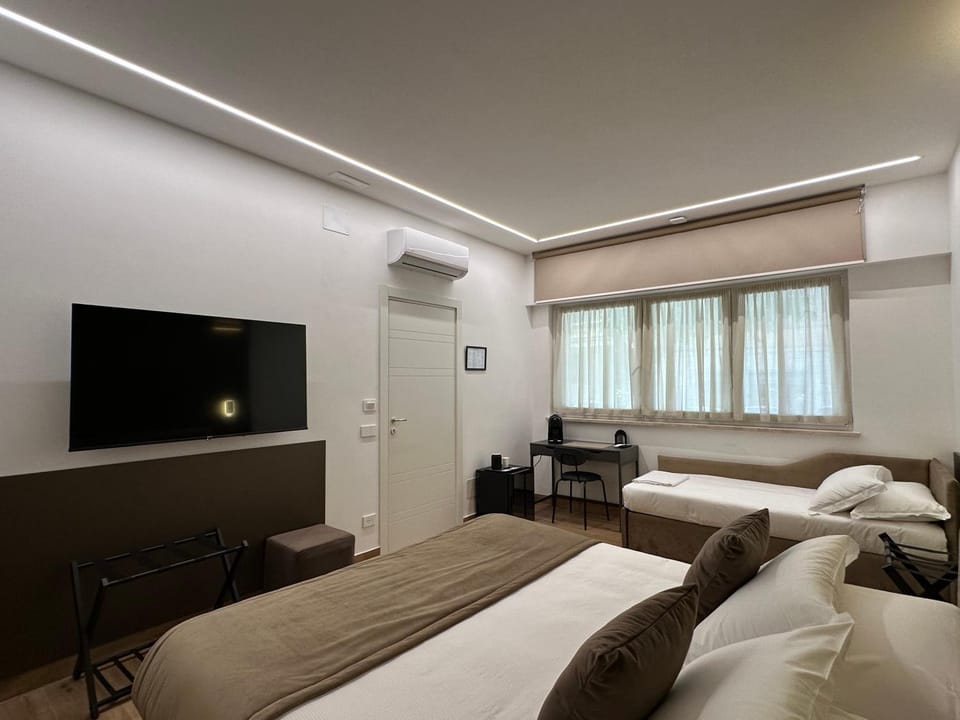 Bed, TV and multimedia, Photo of the whole room, Evening entertainment, Bedroom, air conditioner