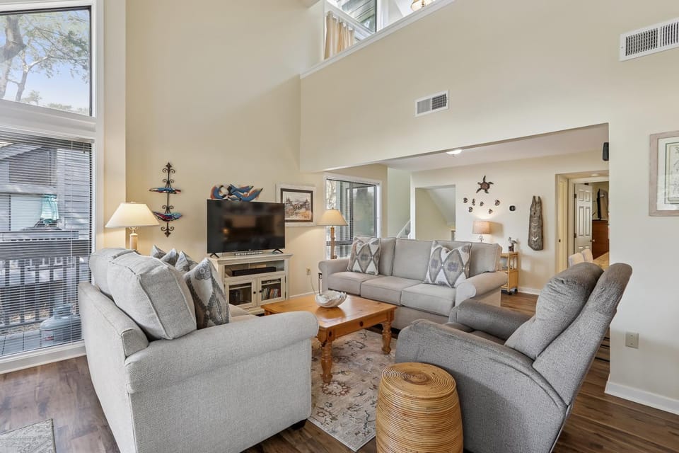 Day, TV and multimedia, Living room, furniture, air conditioner