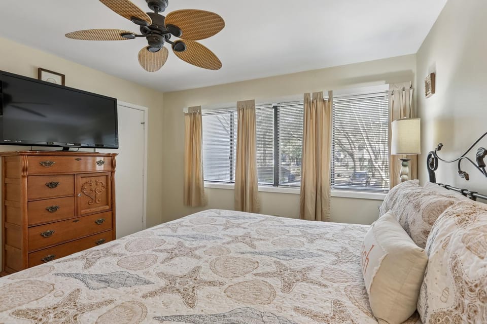 Bed, Day, TV and multimedia, Bedroom, furniture