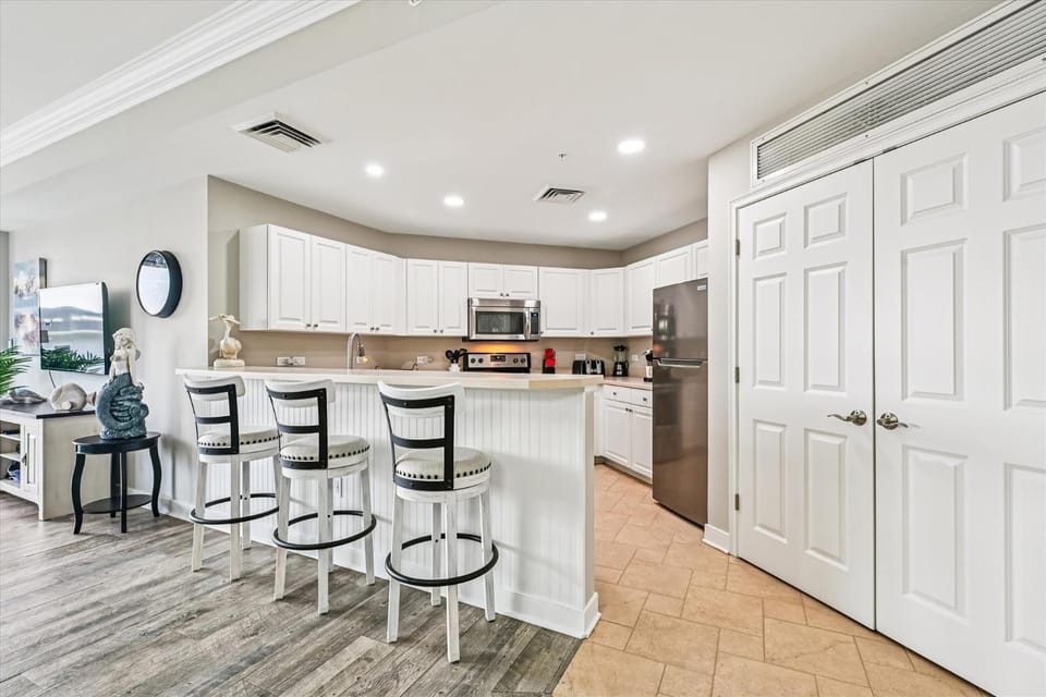 Kitchen or kitchenette, microwave, oven