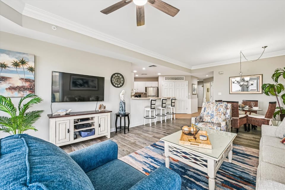 TV and multimedia, Kitchen or kitchenette, Living room, Seating area, Dining area, furniture