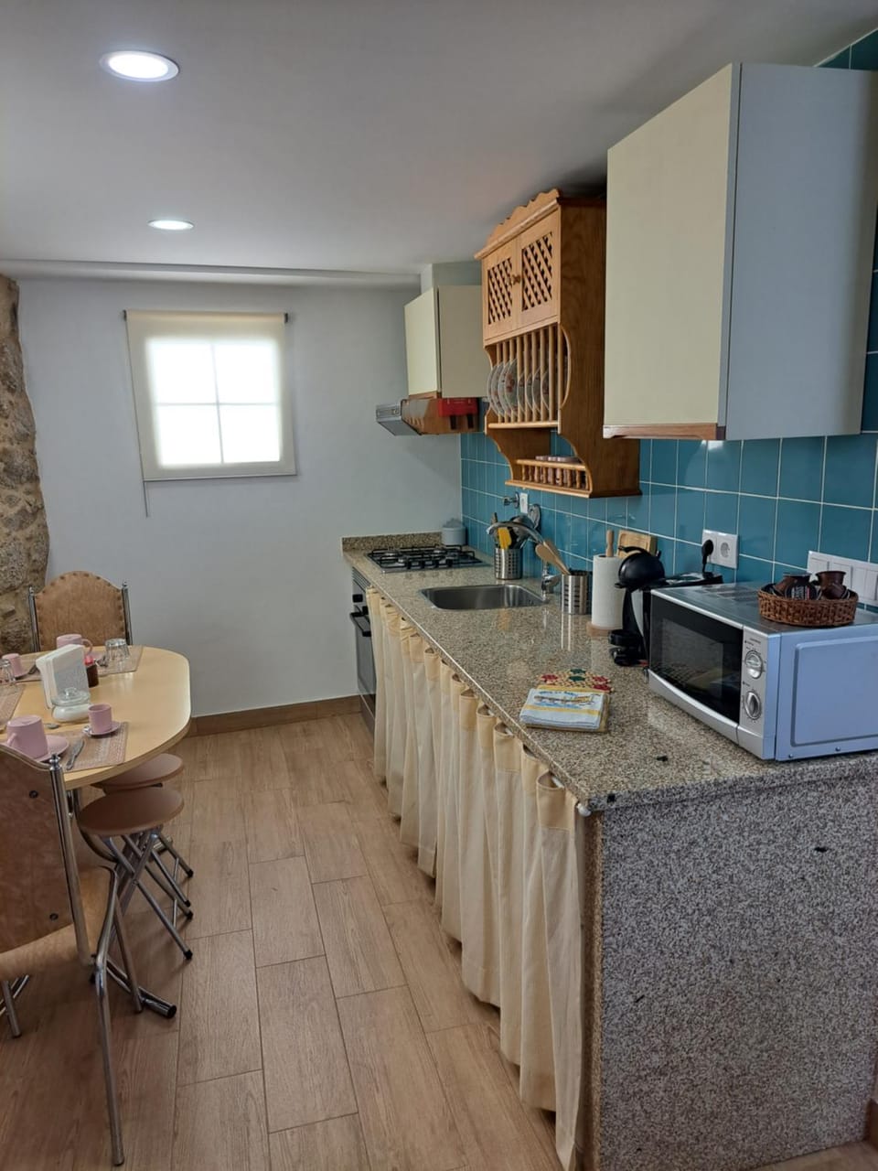 Coffee/tea facilities, Kitchen or kitchenette, Dining area, dishwasher, oven, stove