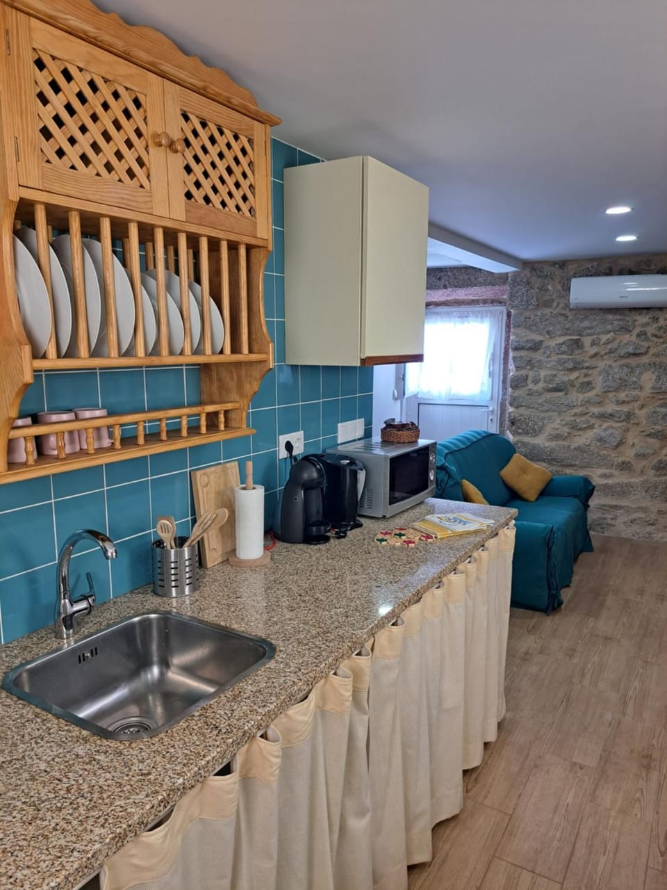 Kitchen or kitchenette, Dining area, stove