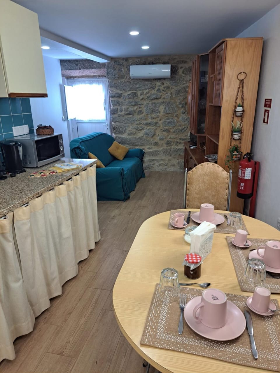 Coffee/tea facilities, Kitchen or kitchenette, Living room, Seating area, Dining area