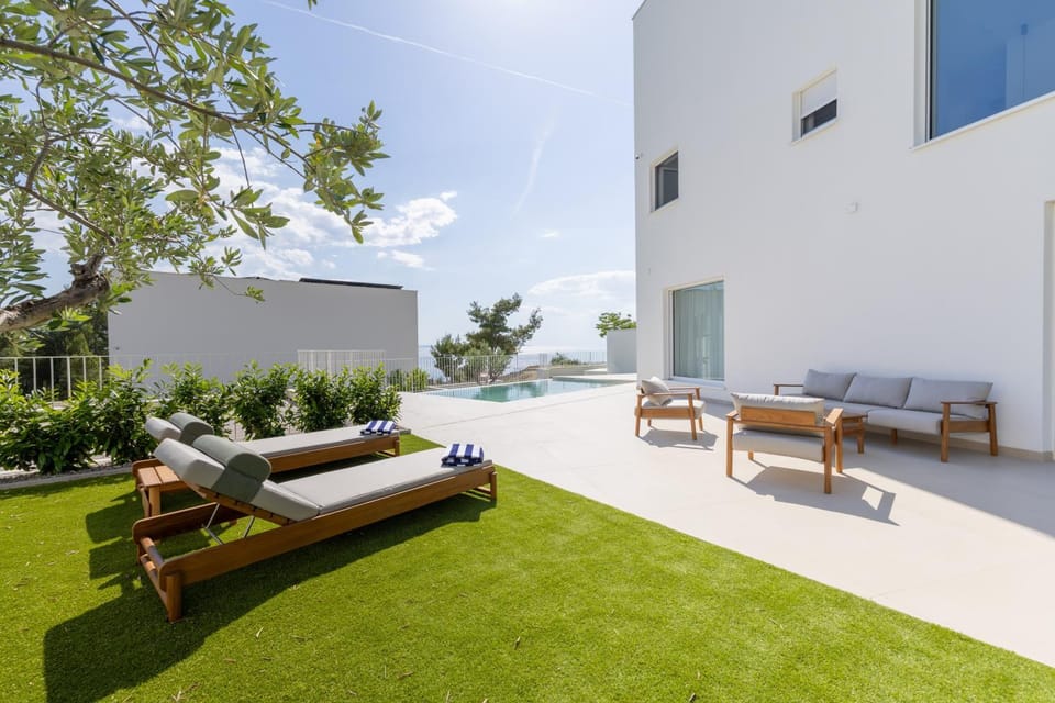 Pool view, Swimming pool, sunbed