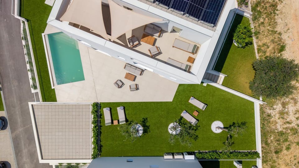Property building, Bird's eye view, Swimming pool