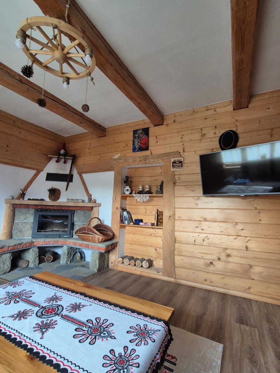 Communal lounge/ TV room, TV and multimedia, fireplace