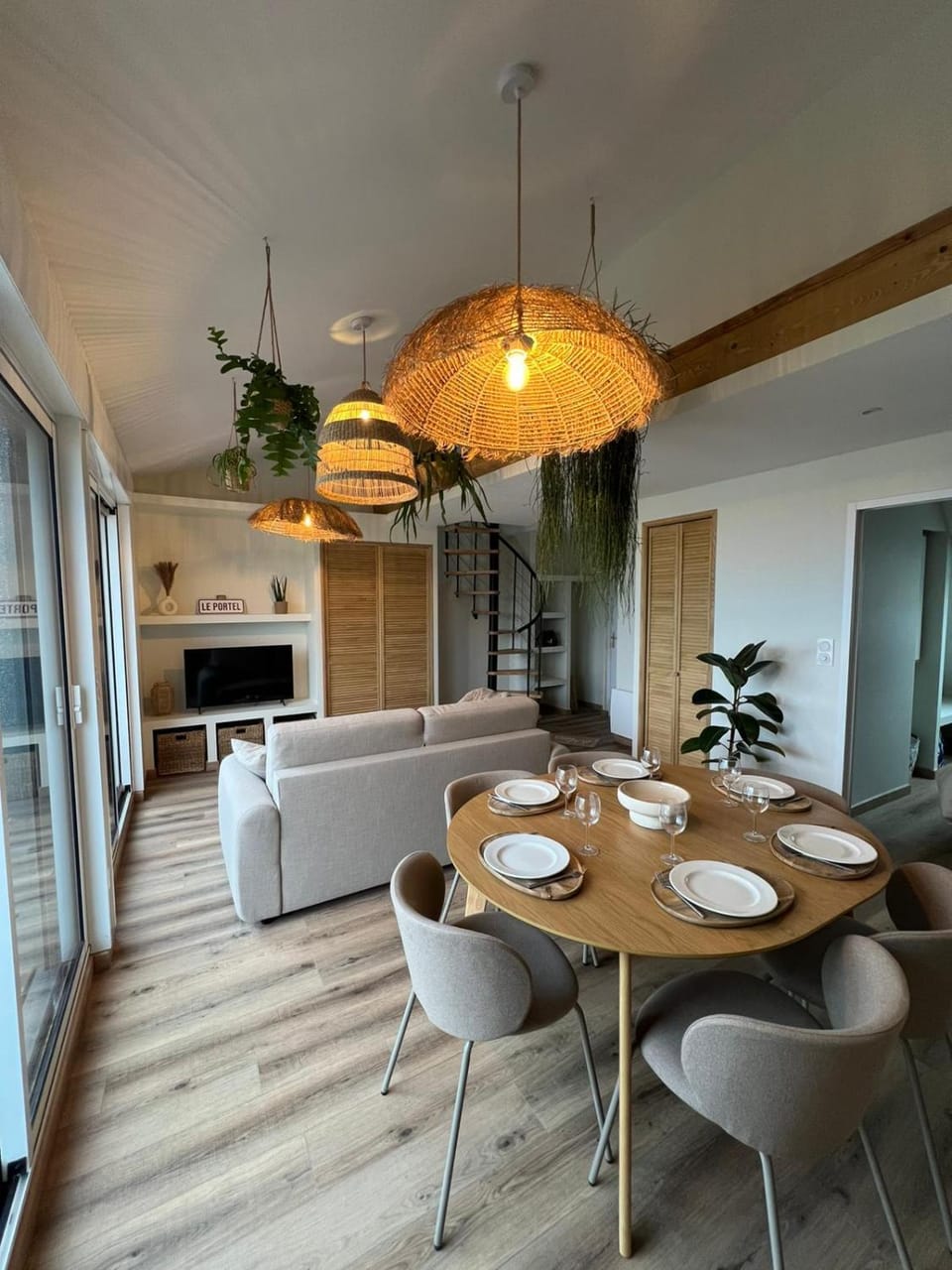 Living room, Seating area, Dining area