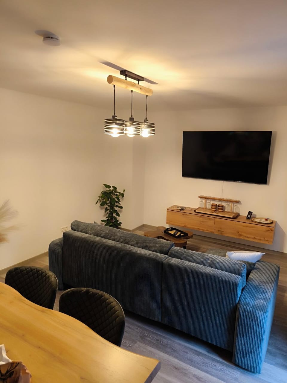 TV and multimedia, Living room, Seating area, Evening entertainment
