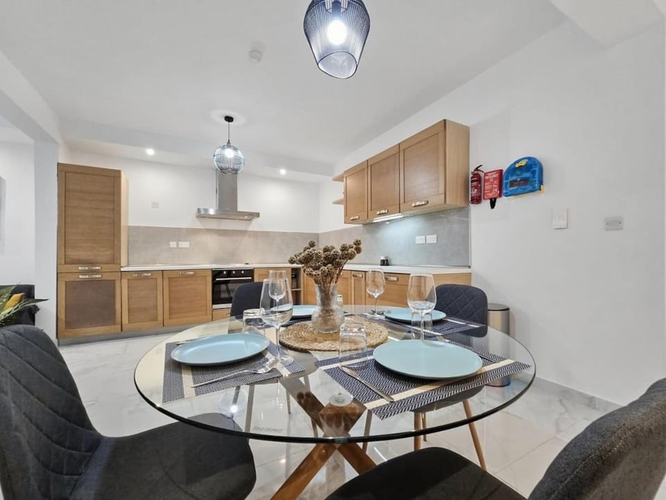 Kitchen or kitchenette, Dining area, Dinner