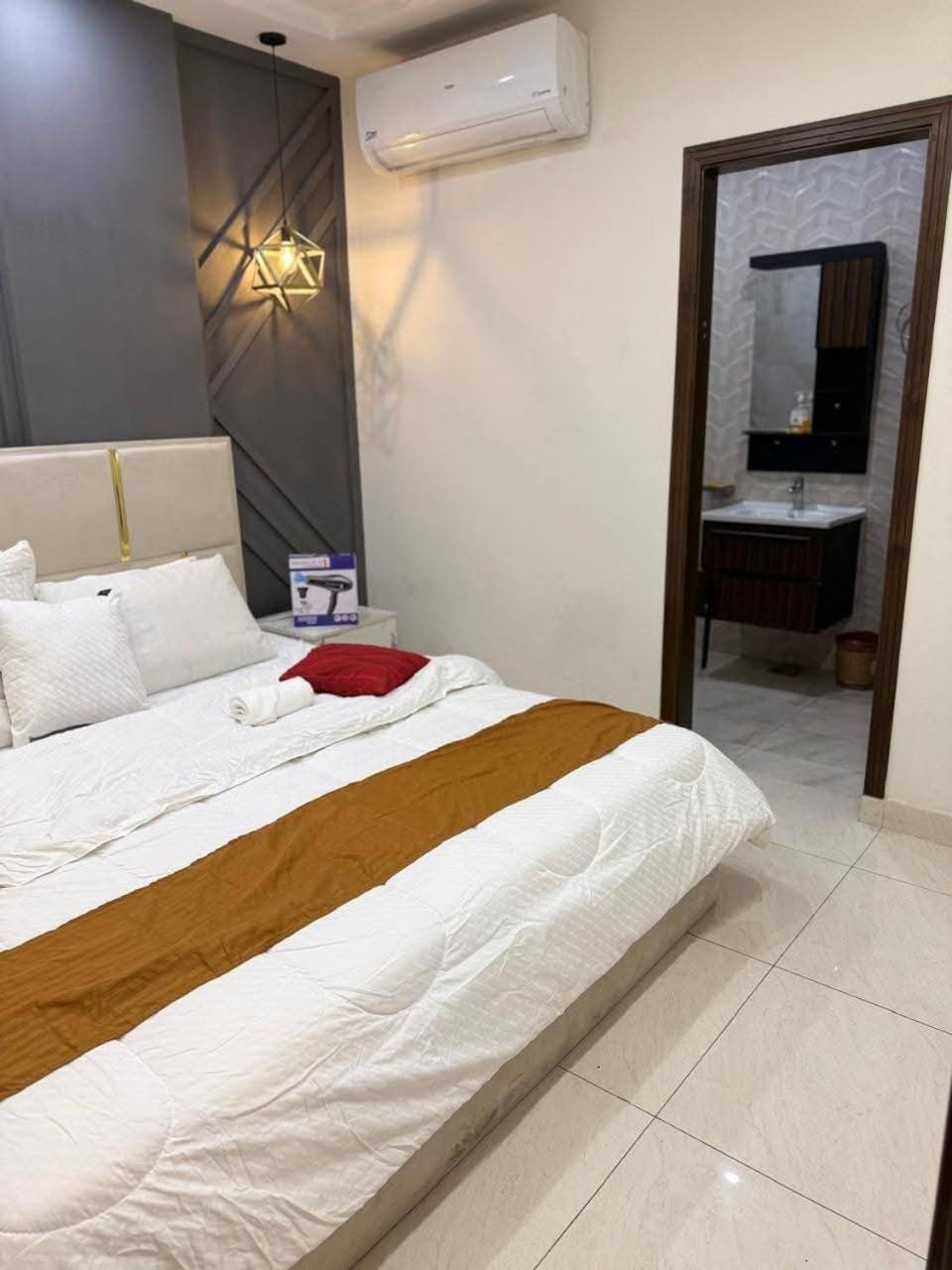 Bed, Photo of the whole room, Bedroom, air conditioner
