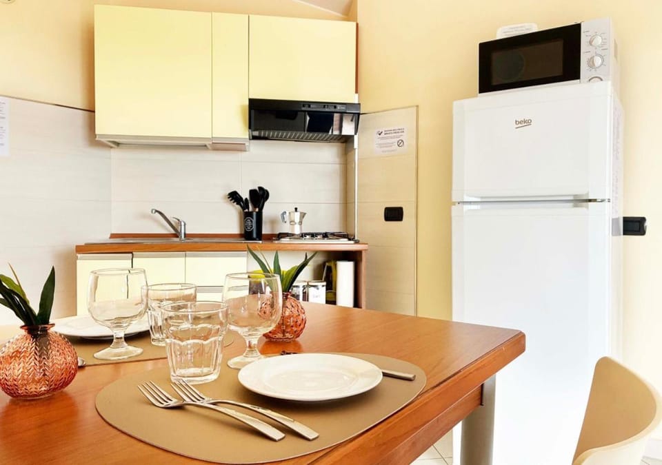 TV and multimedia, Kitchen or kitchenette, Dining area, oven, stove