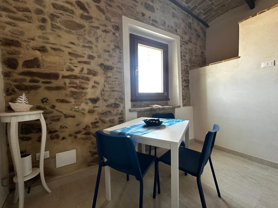 Kitchen or kitchenette, Dining area, Sea view
