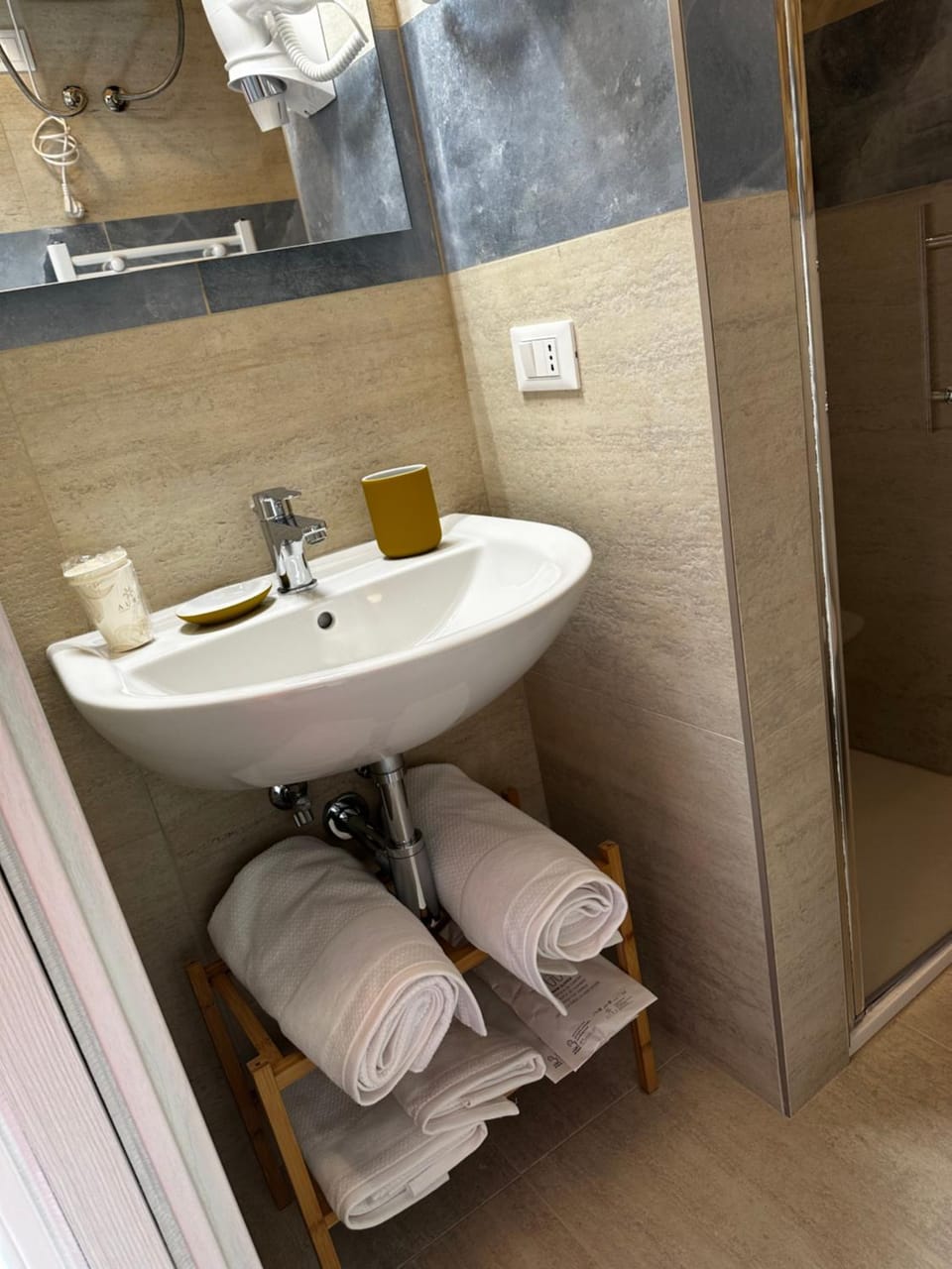 Toilet, Bathroom, towels